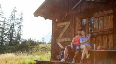 Pärchen genießt das Hüttenleben.